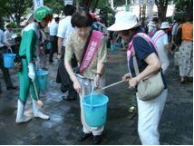 打ち水のようす②